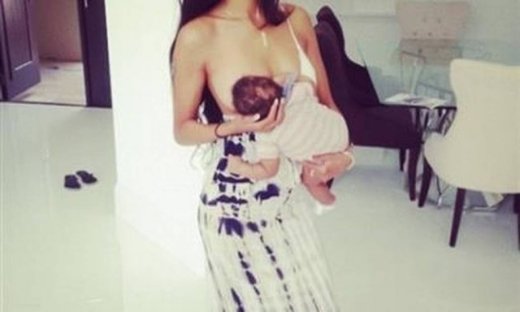 Θηλάζει τον γιο της όρθια φορώντας γυαλιά ηλίου