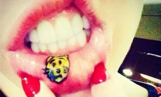 Ποια super star έκανε τατουάζ στο εσωτερικό των χειλιών της;