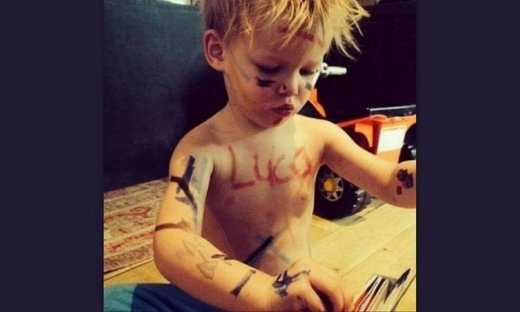 Αναγνωρίζετε ποιας διάσημης γιος είναι ο… αντάρτης μπόμπιρας της φωτό;