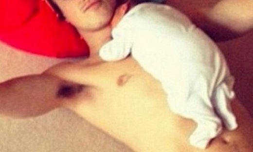 Ένας υπέροχος μπαμπάς! Η τρυφερή φωτογραφία με το νεογέννητο γιο του (εικόνες)