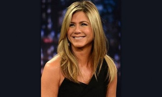Δείτε την Aniston μελαχρινή, άβαφτη και… μουτρωμένη!