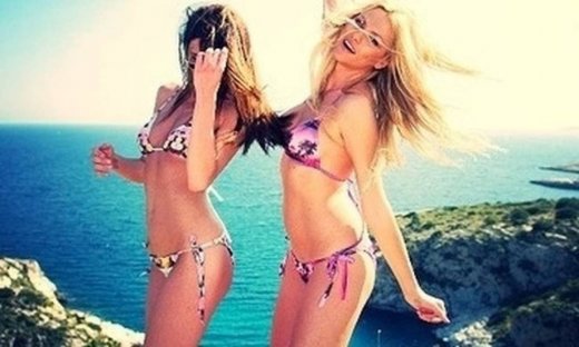 Η Νάταλι Θάνου σχεδίασε μαγιό και ποζάρει με αυτά