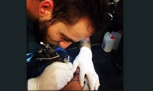 Συμβαίνει τώρα: Ποια sexy Ελληνίδα «χτυπάει» τατουάζ σε ζόρικο σημείο; (Nassos blog)