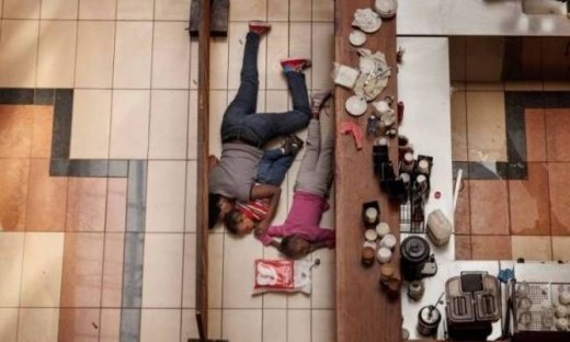 Συγκλονίζει η προσπάθεια μητέρας να σώσει τα παιδιά της από επίθεση