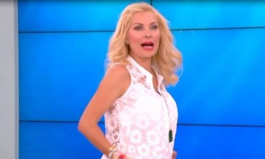 Τι έπαθε η Μενεγάκη με την μπλούζα της: «Πωπω θα είμαι γυμνή»