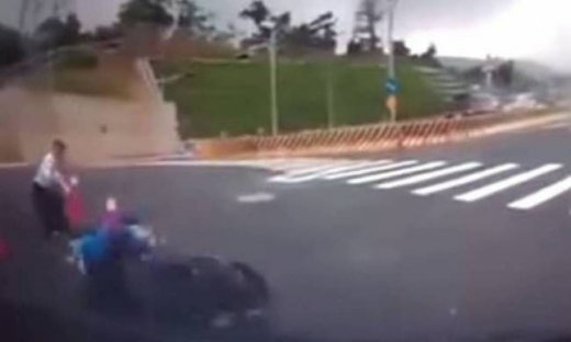 Βίντεο: Αυτός ο οδηγός σκούτερ ζει... τη χειρότερη μέρα της ζωής του