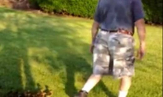 Άνδρας έγινε η μαμά σε 13 νεογέννητα παπάκια! (βίντεο)