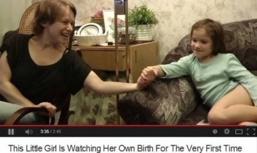 Ζήτησε συγνώμη από τη μητέρα της όταν είδε το βίντεο της γέννησής της! (βίντεο)
