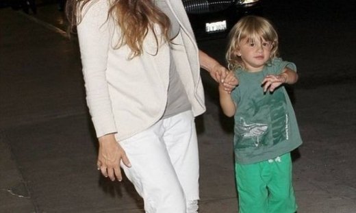 Ποιας διάσημης τραγουδίστριας είναι το αγοράκι της φωτογραφίας;