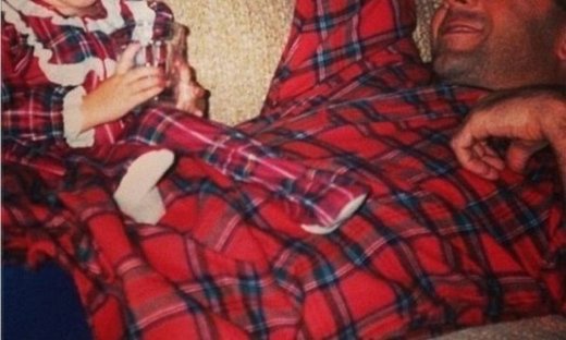 Τι τρυφερό! Μπαμπάς και κόρη φορούν ασορτί καρώ πιτζαμούλες!