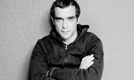 Κωνσταντίνος Μαρκουλάκης: «Το θέατρο δεν δίνει λύσεις για τη ζωή»