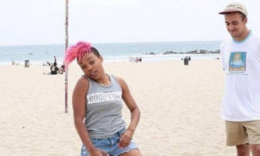 Φάρσα: Άνθρωποι χορεύουν χωρίς μουσική (Video)