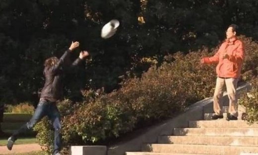 Δοκιμάζοντας τα αντανακλαστικά των περαστικών (Video)