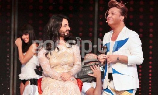 Ο Σαμαράς περιποιείται τα μαλλιά της… «Conchita»!