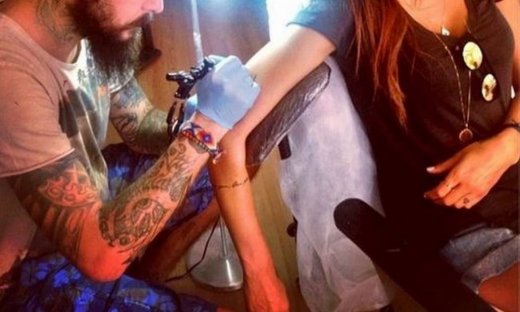 Ποιο μοντέλο χτύπησε δυο τατουάζ;