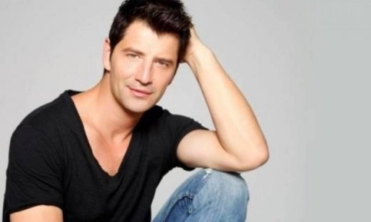 Δείτε τον Σάκη Ρουβά σε παραλία της Κύπρου!