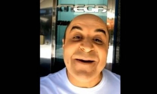 Σεφερλής: Βγάζει και selfie έξω από το Mega!