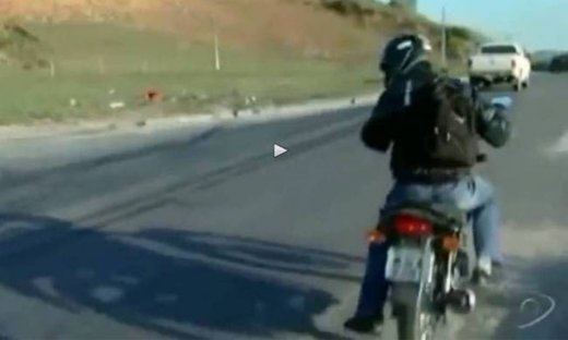 Σοκαριστικό ατύχημα μοτοσικλετιστή λίγα λεπτά μετά από συνέντευξη του για τροχαία! (vid)