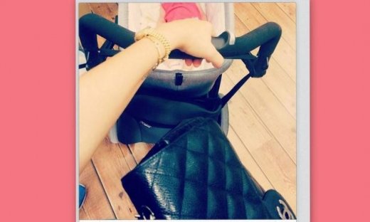 Bόλτα με την κόρη της!