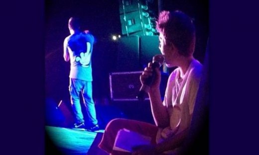 Με δεύτερη φωνή τον γιο του Έλληνας τραγουδιστής σε συναυλία του!