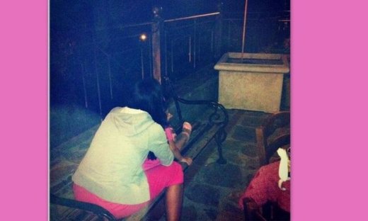 Η τρυφερή φωτογραφία παρουσιάστριας με την κόρη της - Της λέει παραμύθι για να κοιμηθεί