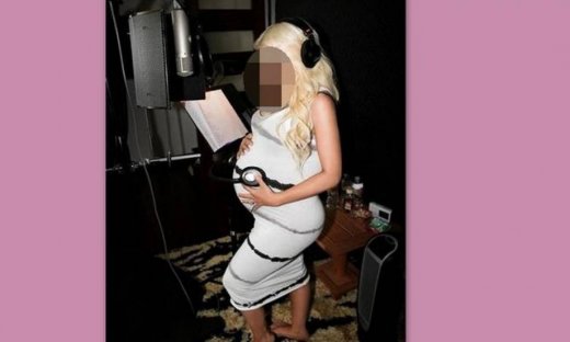 Απίστευτο! Τραγουδίστρια βάζει στην αγέννητη κόρη της να ακούσει τα τραγούδια της και...