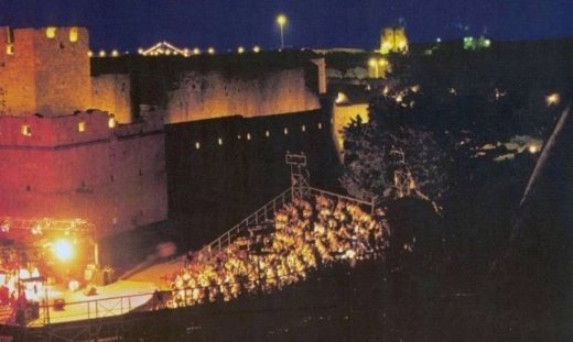 Ντροπή: Σαρδέλες στη συναυλία Πρωτοψάλτη-Αρβανιτάκη στη Ρόδο. Τσαμπουκάς και φωνές (Nassos Blog)