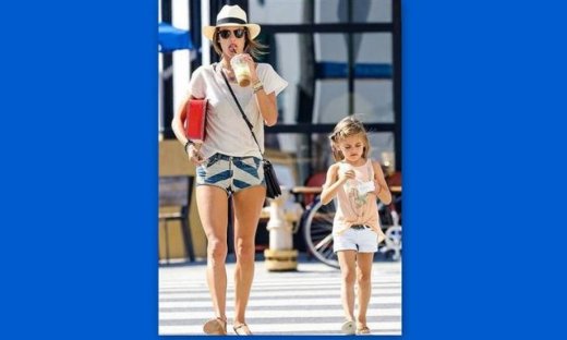 Μαμά και κόρη βολτάρουν και δροσίζονται...