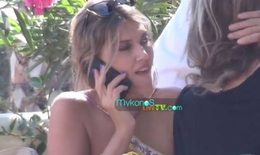 Εύα Καϊλή: Με μαύρα γυαλιά και τα μαλλιά πιασμένα κότσο στην... Μύκονο