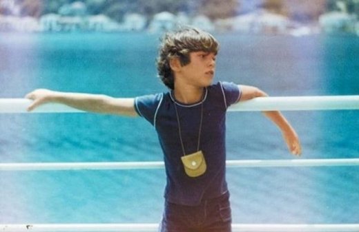 Αναγνωρίζετε το γλυκό αγοράκι της φωτογραφίας;