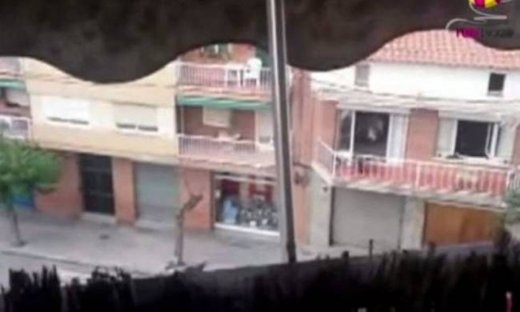 Έβλεπε πονηρές ταινίες και αναστάτωσε όλη τη γειτονιά (vid)