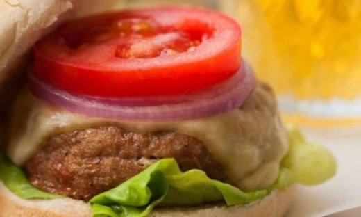 Ζουμερό burger με μοτσαρέλα