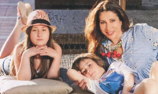 Η Ντέσσυ Κουβελογιάννη φωτογραφίζεται με τα παιδιά της