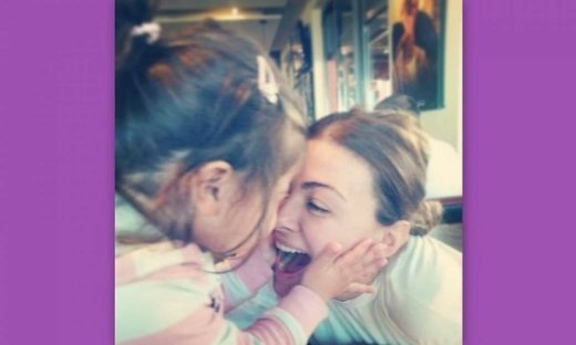 Καμπούρη: Τραγουδάει τα «καβουράκια» με την κόρη της