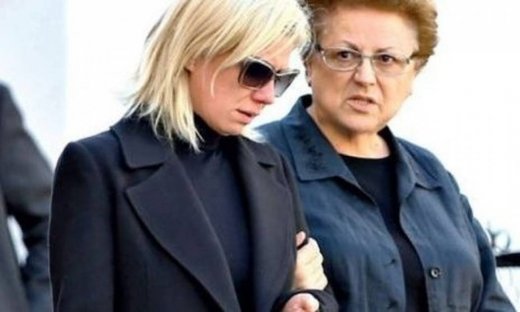 Συντετριμμένη η Κατερίνα Καραβάτου στην κηδεία του πατέρα της