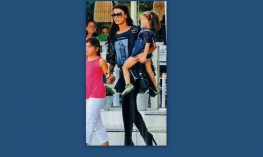 Νίνα Λοτσάρη: Στην Γλυφάδα με τις κόρες της