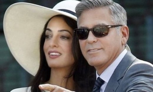 To τέλειο δώρο των γονιών της Amal Alammudin για το ζεύγος Clooney!