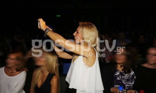 Ποιον φωτογραφίζει η Έλενα Τσαβαλιά;