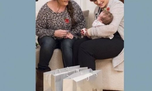 Πόσο τρυφερό! Σύστησε για 1η φορά την κορούλα της στη νονά της (εικόνες)