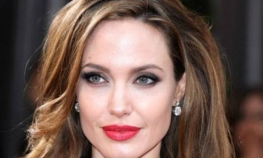 H Angelina Jolie τα έχει «βάψει μαύρα»: Γιατί είναι απαρηγόρητη;
