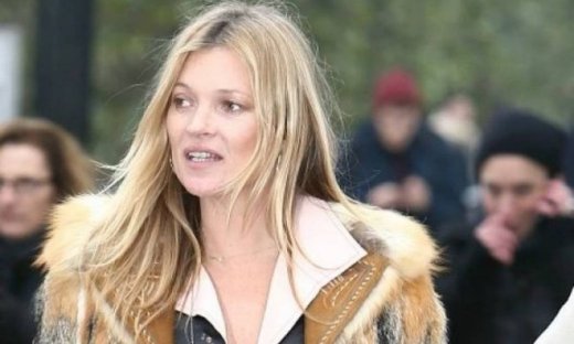 Kate Moss: Φορά το απόλυτο statement παλτό