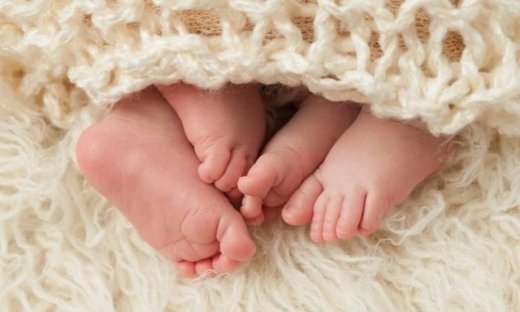 Γεννήθηκε χωρίς μήτρα αλλά απέκτησε δίδυμα!