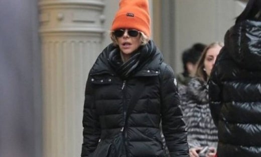 Πραγματικά, νομίζεις πως περνάς απαρατήρητη με αυτό το σκουφί;