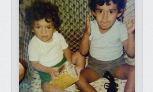 Δεν φαντάζεστε ποια τραγουδίστρια είναι το κοριτσάκι αριστερά