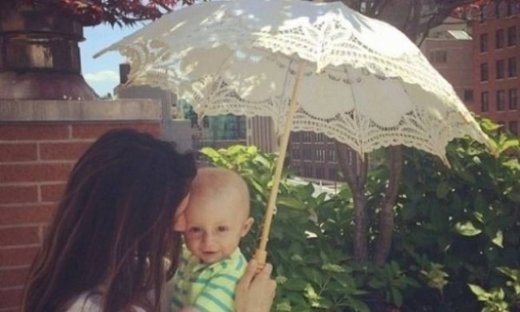 Σοφία Καρβέλα: Δείτε τι κάνει ο γιος της όταν εκείνη βγάζει selfie (εικόνα)