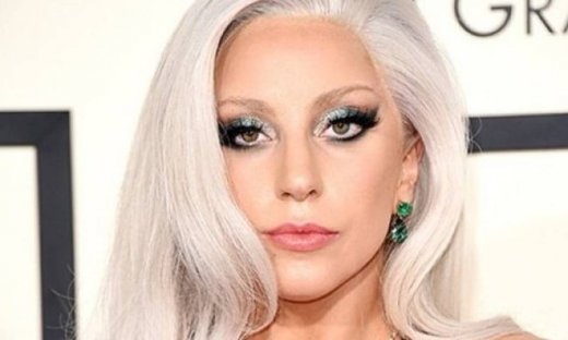 Eπιτέλους! Η Lady Gaga έγινε κοκκινομάλλα & είναι ό,τι καλύτερο έχουμε δει πάνω της
