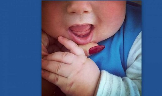Έβγαλε τα πρώτα του δοντάκια ο γιος της (φωτό)
