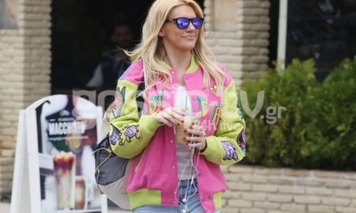 Σάσα Σταμάτη: Βόλτα στη Γλυφάδα