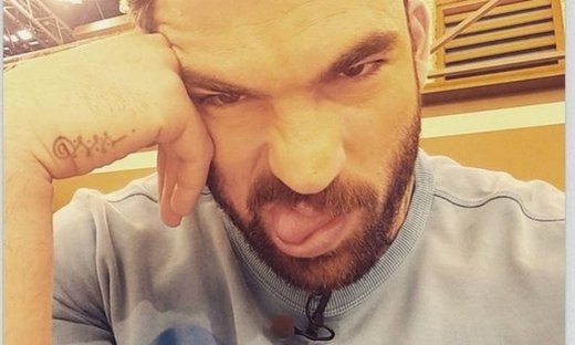 Η Ελένη λείπει και τα παιδία… παίζει