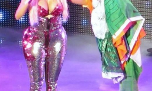 Δε θα πιστεύετε πως εμφανίστηκε τραγουδίστρια on stage!